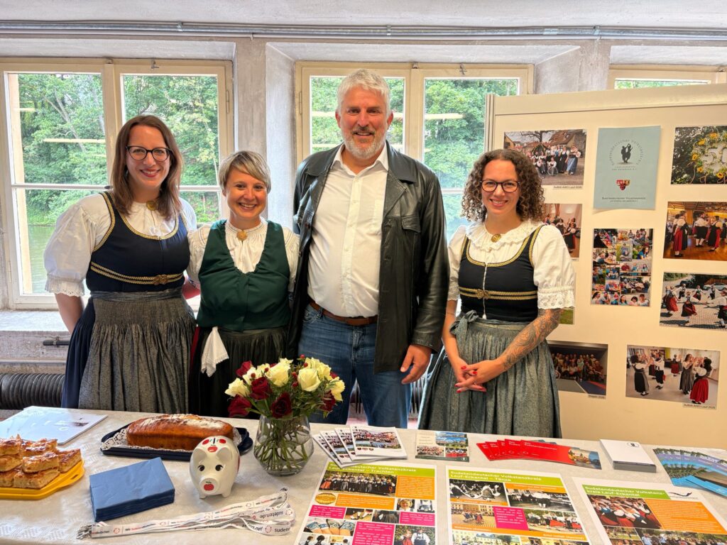 Bürgermeister Thomas Lang mit Mitgliedern des Volkstanzkreises am Stand des Volkstanzkreises